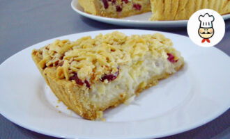 Луковый пирог с колбасой и сыром