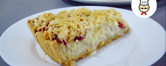Луковый пирог с колбасой и сыром