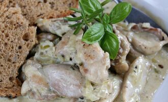 Гуляш из куриных ножек со сметаной