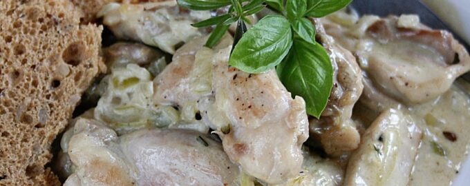 Гуляш из куриных ножек со сметаной