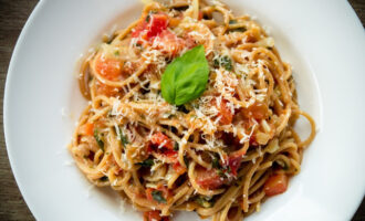 Спагетти с помидорами и шпинатом