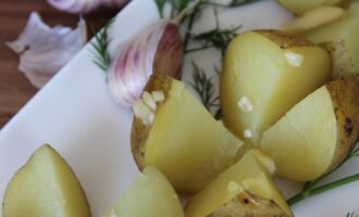 Картофель на пару с маслом и чесноком