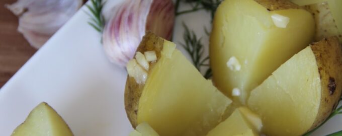 Картофель на пару с маслом и чесноком