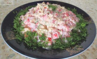 Салат с крабовыми палочками, сыром и помидорами