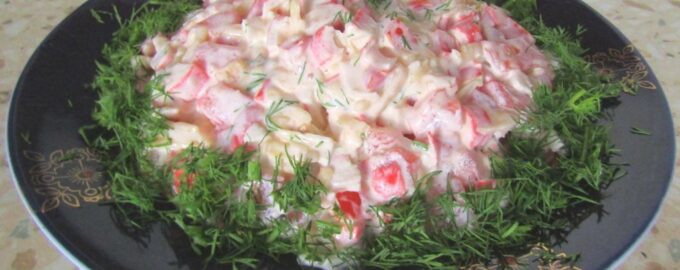 Салат с крабовыми палочками, сыром и помидорами