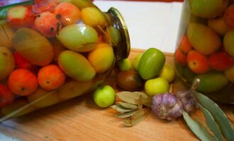 Маринованные зелёные помидоры с ранеткой