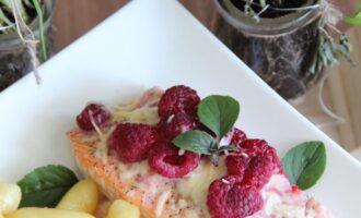 Лосось, запеченный с сыром и малиной