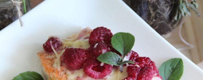 Лосось, запеченный с сыром и малиной
