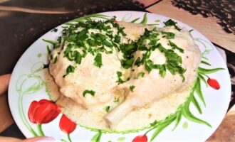 Курица, тушеная в сметане и бульоне