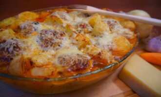 Картошка с мясными биточками в духовке