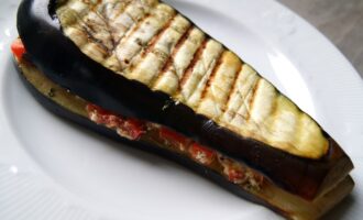 Баклажан с сыром и перцем на гриле