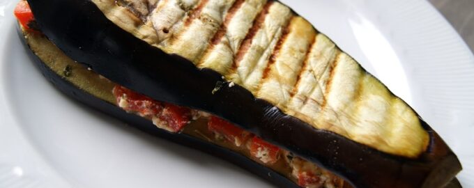Баклажан с сыром и перцем на гриле