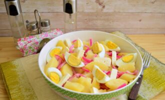 Картофельный салат с красным луком