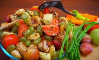 Запеченная курица с фруктами и томатами.