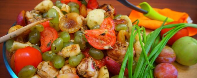 Запеченная курица с фруктами и томатами.