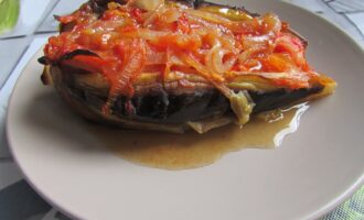 Баклажаны с луком и помидорами