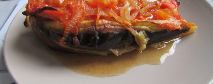 Баклажаны с луком и помидорами