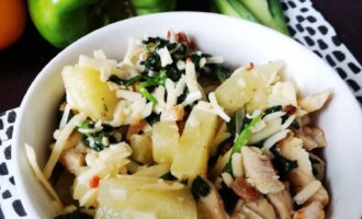 Горячий салат с курицей и шпинатом