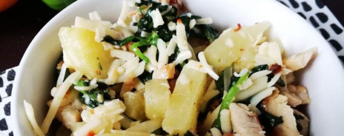 Горячий салат с курицей и шпинатом