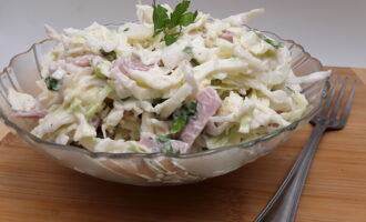Капустный салат с колбасой