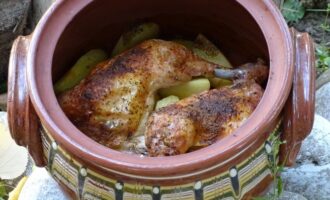 Курица с картофелем в горшочке