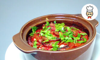 Куриное филе с брынзой и овощами в горшочке