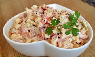 Овощной салат с яйцом, яблоком и сыром
