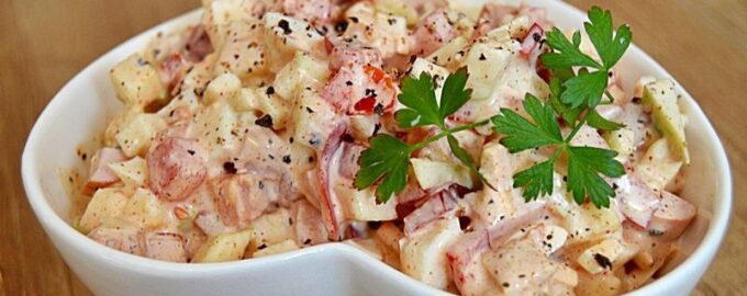 Овощной салат с яйцом, яблоком и сыром