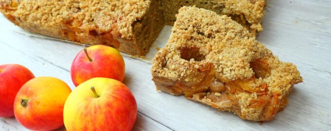 Шарлотка с целыми яблоками