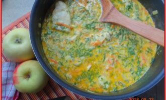 Курица в соусе с кабачком и яблоком