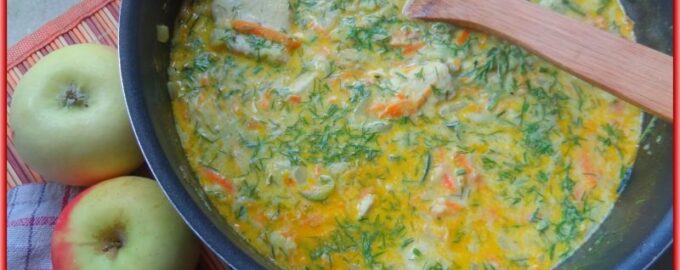 Курица в соусе с кабачком и яблоком