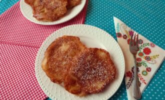 Дрожжевые оладьи с яблоками и ананасами