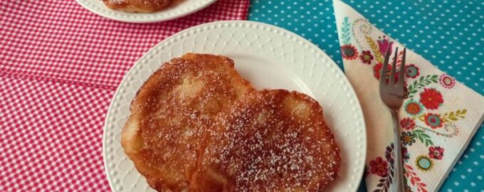 Дрожжевые оладьи с яблоками и ананасами