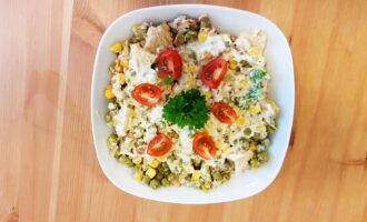 Салат из тунца с ананасом и зеленым горошком