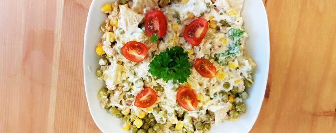 Салат из тунца с ананасом и зеленым горошком