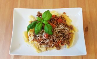 Макароны с фаршем и помидорами