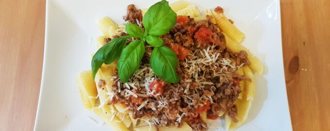 Макароны с фаршем и помидорами