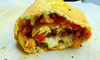 Рулет мясной из курицы по-французски с картофелем и помидорами