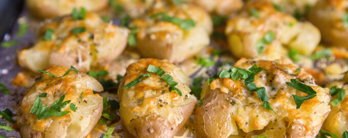 Картошка в духовке под сыром с чесночным маслом
