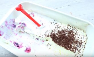 Мороженое сливочное с черникой и шоколадной крошкой