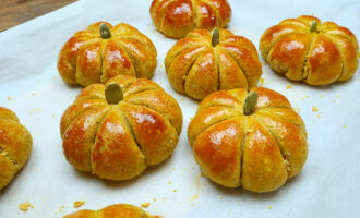 Тыквенные булочки с начинкой и семечками