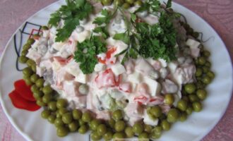 Салат с ветчиной, яйцами и овощами