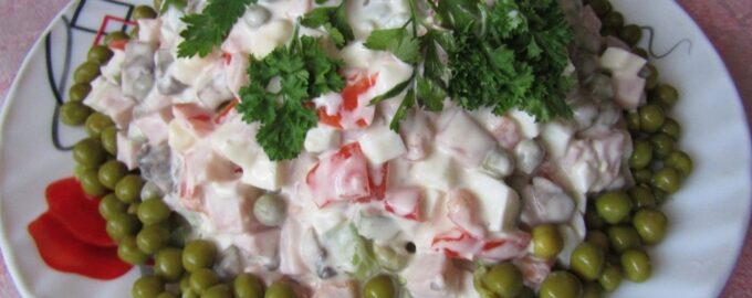Салат с ветчиной, яйцами и овощами