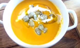 Тыквенный крем суп со сливками, семечками и кальмаром