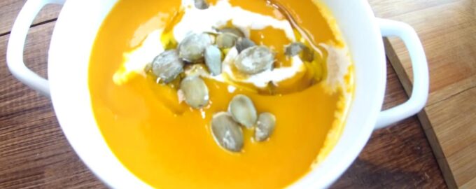 Тыквенный крем суп со сливками, семечками и кальмаром