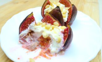 Инжир с творожным сыром, кедровыми орешками и мёдом