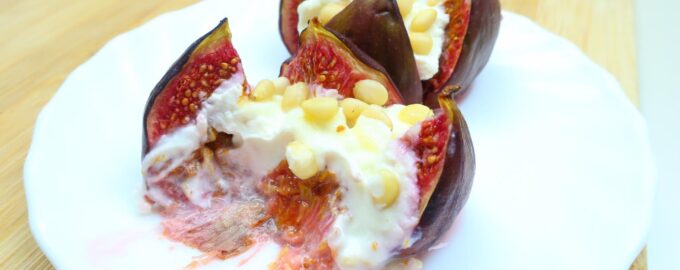 Инжир с творожным сыром, кедровыми орешками и мёдом