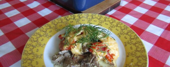 Куриная печень с помидорами и сыром