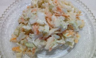 Салат из китайской капусты, моркови и яблока