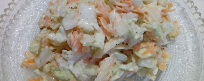 Салат из китайской капусты, моркови и яблока